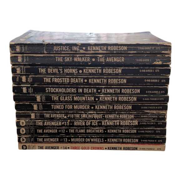 The Avenger Series Kenneth Robeson Lot‎ of 12 Vintage Warner Pulp Books - Picture 1 of 4
